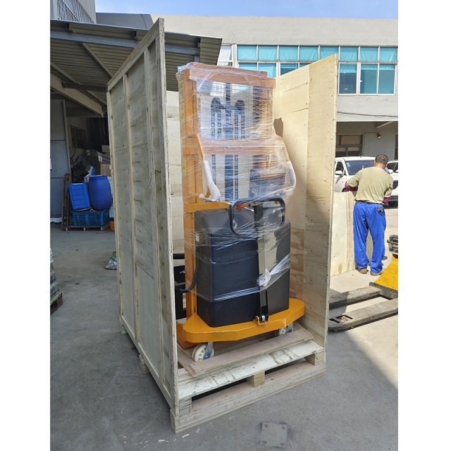 Semi-electric-stacker-2.jpg