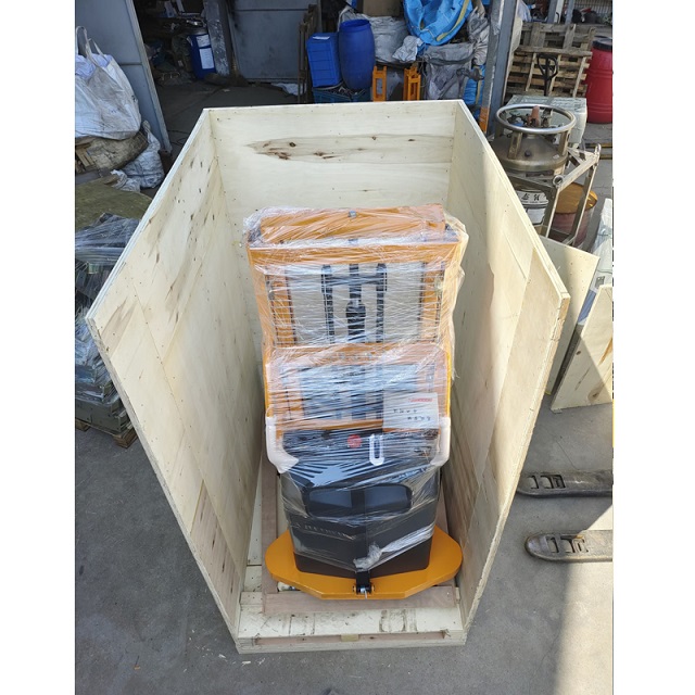 Semi-electric-stacker-3.jpg