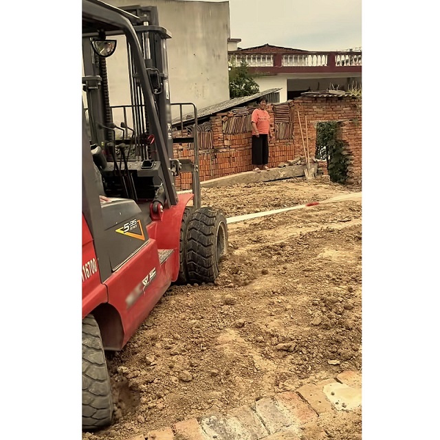 Forklift stuck vehicle rescue.jpg Forklift-stuck-vehicle-rescue-1.jpg