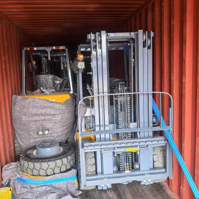 Four wheel drive off-road forklift 3-ton, 5-ton, 6-ton.jpg Four-wheel-drive-off-road-forklift-3-ton,-5-ton,-6-ton.jpg
