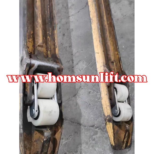 Manual pallet handling vehicle wheel assembly Nylon wheel polyurethane wheel frame coupling plate.jpg Manual-pallet-handling-vehicle-wheel-assembly.jpg