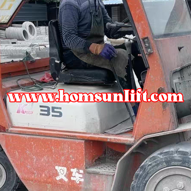 Forklift seats with leather straps, thick armrests, and air cushion Customized manufacturer direct supply.jpg Forklift-universal-seat-manufacturer-provides-direct-quality-assurance-2.jpg