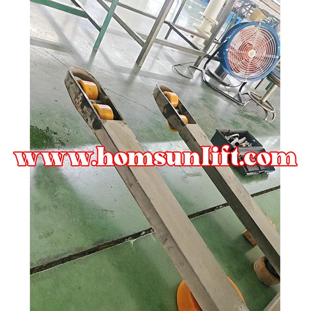 Electric Forklift Drive,Balance,wheels 80*60-47 80*60 Load Off road rubber PU custom made.jpg Electric-pallet-handling-forklift,-load-bearing-wheels,-auxiliary-wheels,-driving-wheels-OEM&ODM-2.jpg